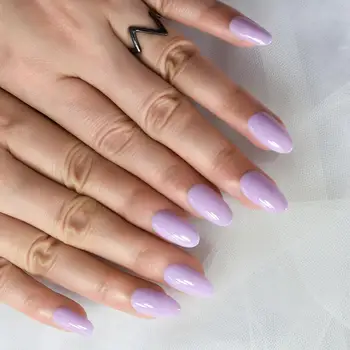 Кончики ногтей средней овальной формы Прижимаются к ногтям Искусственные ногти Сплошной цвет Фиолетовый Глянцевый маникюр фиолетового цвета в домашних условиях Полное покрытие