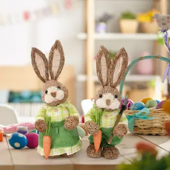 2 Соломенных пасхальных кролика, украшенных одеждой, Статуэтки кроликов-садовников, держащих морковь, для весеннего фестиваля на столе